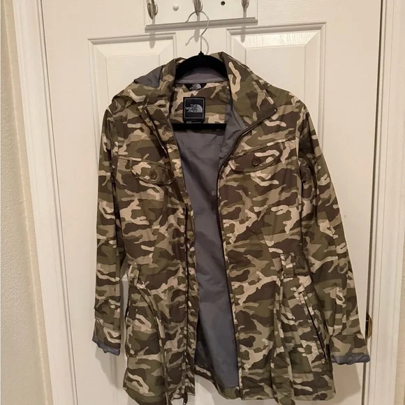The North Face Men's Green Camouflage Field Jacket - Picture 1 of 3